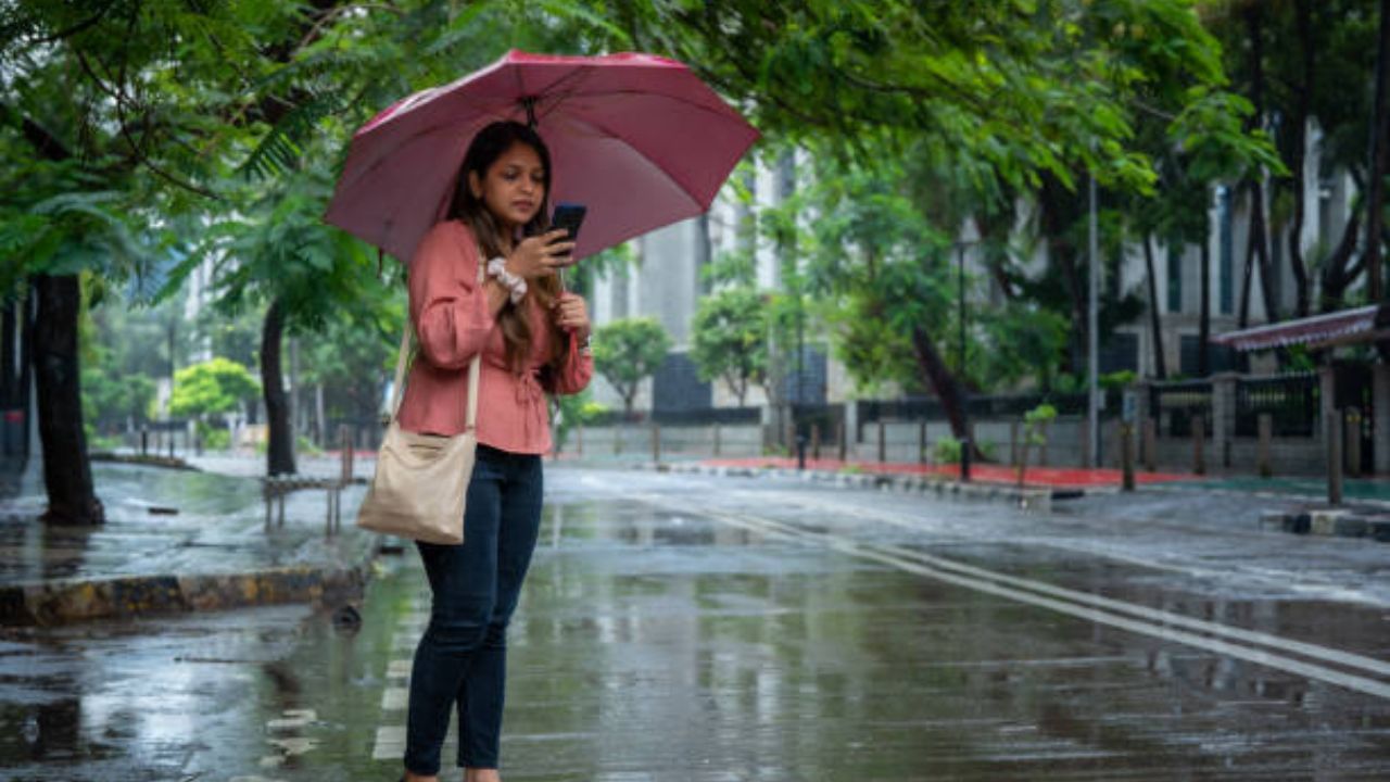 গত সপ্তাহের টানা বৃষ্টি বিরক্তি ধরিয়ে ছেড়ে দিয়েছে। তবে, শ্রাবণ মাস এখনও শেষ হয়নি। এখনও সময়-অসময়ে বৃষ্টি পড়ছে। রাস্তায় বেরোলে সাবধান থাকতেই হচ্ছে। 