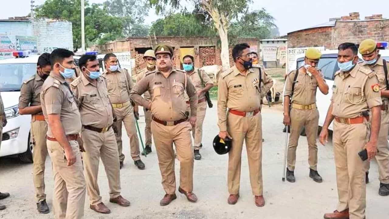 Police: ফেসবুকে 'ফেক নিউজ' ছড়াচ্ছেন? এবার রাজ্য পুলিশও কোমর বাঁধছে Police: ফেসবুকে 'ফেক নিউজ' ছড়াচ্ছেন? এবার রাজ্য পুলিশও কোমর বাঁধছে