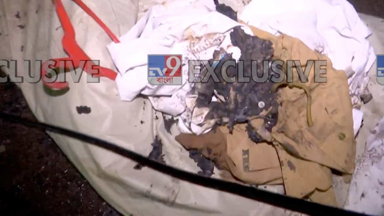 পড়ে আছে পুলিশের পোড়া ইউনিফর্ম, পোড়া গন্ধ এমার্জেন্সিতে, মাঝরাতে মব অ্যাটাকে কারা 'টার্গেট'? পড়ে আছে পুলিশের পোড়া ইউনিফর্ম, পোড়া গন্ধ এমার্জেন্সিতে, মাঝরাতে মব অ্যাটাকে কারা 'টার্গেট'?