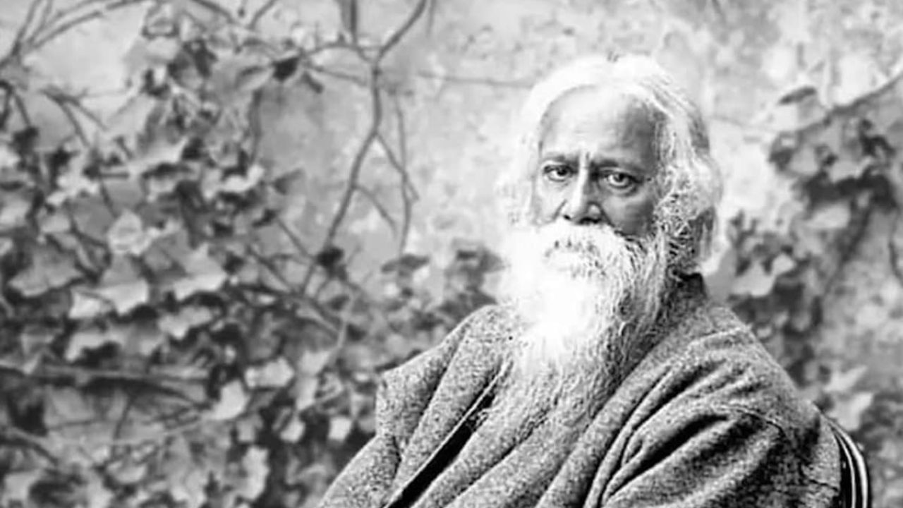 শান্তিনিকেতন থেকে সোনার বাংলা, বাংলাদেশের কথা উঠলে প্রথমেই মনে আসে রবীন্দ্রনাথ ঠাকুরের কথা। বর্তমানে অশান্ত বাংলাদেশের ছবি দেখে মনে হচ্ছে রবীন্দ্রনাথের সোনার বাংলার কি অবস্থা!