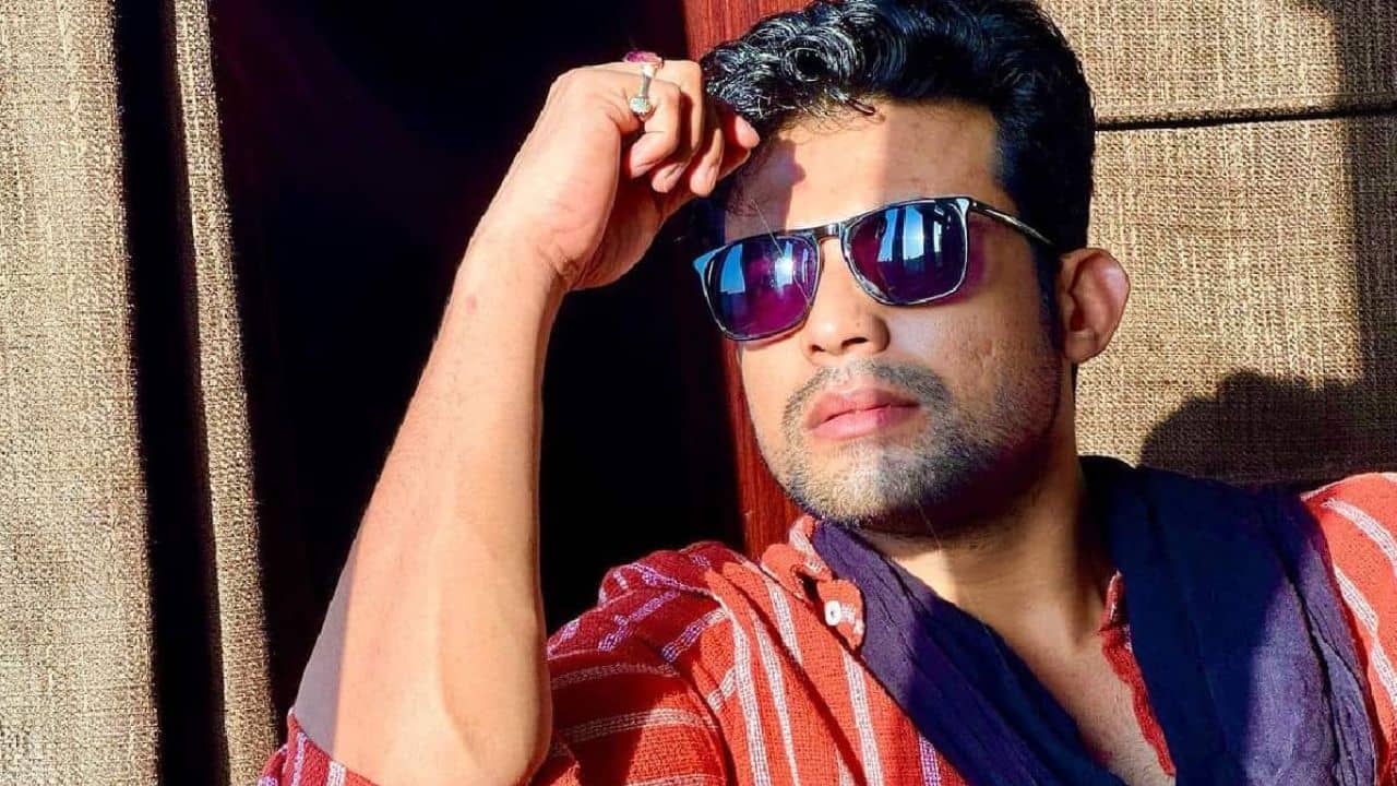 মাটিতে লুটিয়ে পড়ে রণজয়, সুস্থ আছেন তো! হঠাৎ কী হল অভিনেতার?