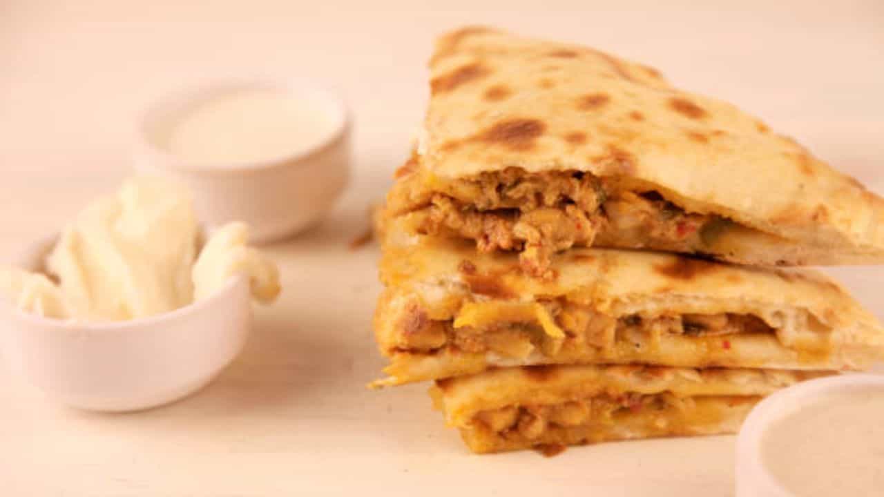 Chicken Recipe: বাড়ির খাবার মুখে রোচে না? এভাবে প্যানকেক বানালে চেটেপুটে খাবে সকলে Chicken Recipe: বাড়ির খাবার মুখে রোচে না? এভাবে প্যানকেক বানালে চেটেপুটে খাবে সকলে