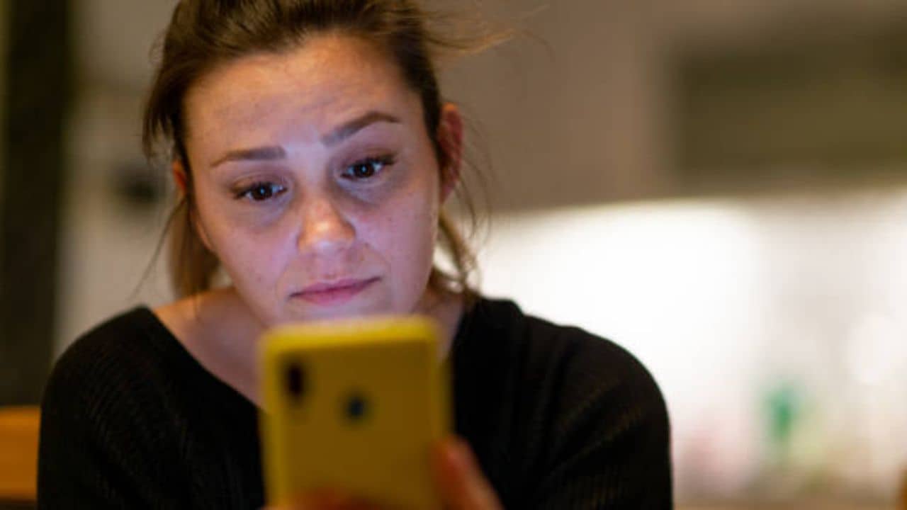 Relationship tips: রিপ্লাই আসছে না দেখে বার বার টেক্সট করছেন? মন আনচান করলেও এই কাজ একদম নয়