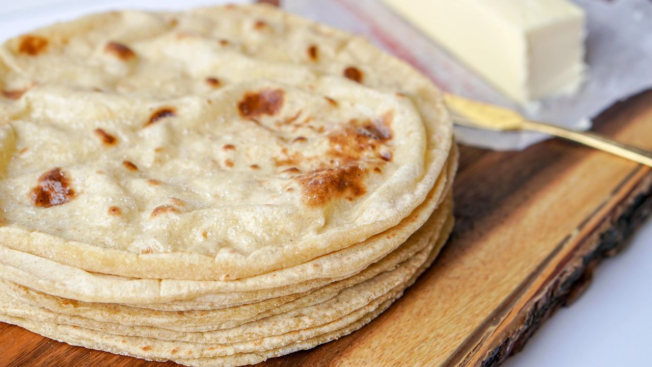 Roti Health Benefits: গম, বাজরা নাকি জোয়ার, কীসের রুটি খেলে কমবে ওজন, বাড়বে ত্বকের জেল্লা? Roti Health Benefits: গম, বাজরা নাকি জোয়ার, কীসের রুটি খেলে কমবে ওজন, বাড়বে ত্বকের জেল্লা?