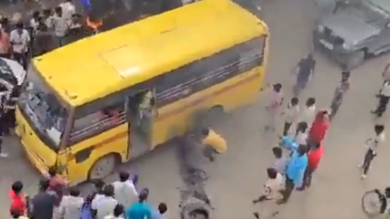 এ কেমন প্রতিবাদ! ভয়ে সিঁটিয়ে স্কুল পড়ুুয়ারা, স্কুল বাসই জ্বালিয়ে দেওয়ার চেষ্টা করল বিক্ষোভকারীরা