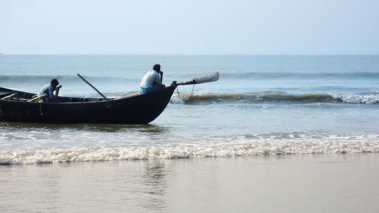 লং ড্রাইভ ভালবাসলে আর নির্জন সৈকত ভালবাসলে দিঘা, মন্দারমণি, তাজপুর ছেড়ে একটু অন্য জায়গা ঘুরে আসুন। কলকাতার খুব কাছেই রয়েছে ৫ সমুদ্র সৈকত, এই লং উইকএন্ডে যেতে পারেন সেখানে।