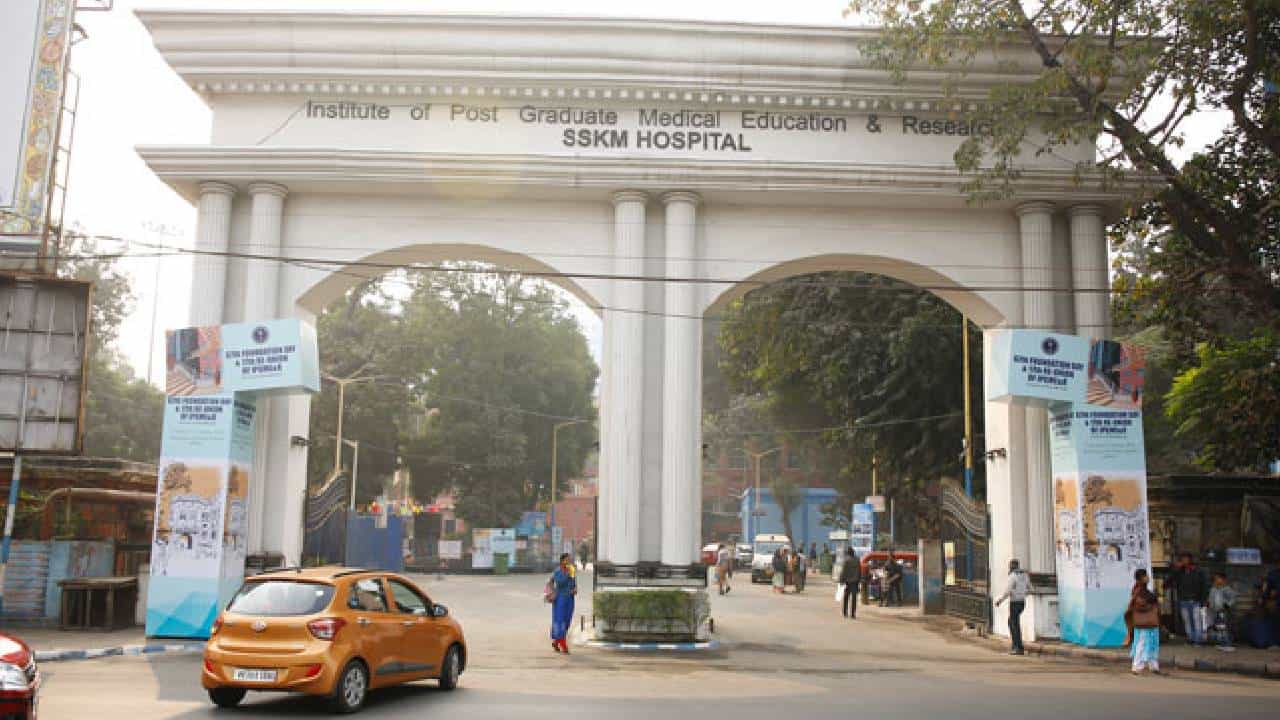 SSKM: একসঙ্গে ২০ টি ওষুধ খেয়ে ফেললেন SSKM-এর চিকিৎসক, নেপথ্যে কোন রহস্য? SSKM: একসঙ্গে ২০ টি ওষুধ খেয়ে ফেললেন SSKM-এর চিকিৎসক, নেপথ্যে কোন রহস্য?
