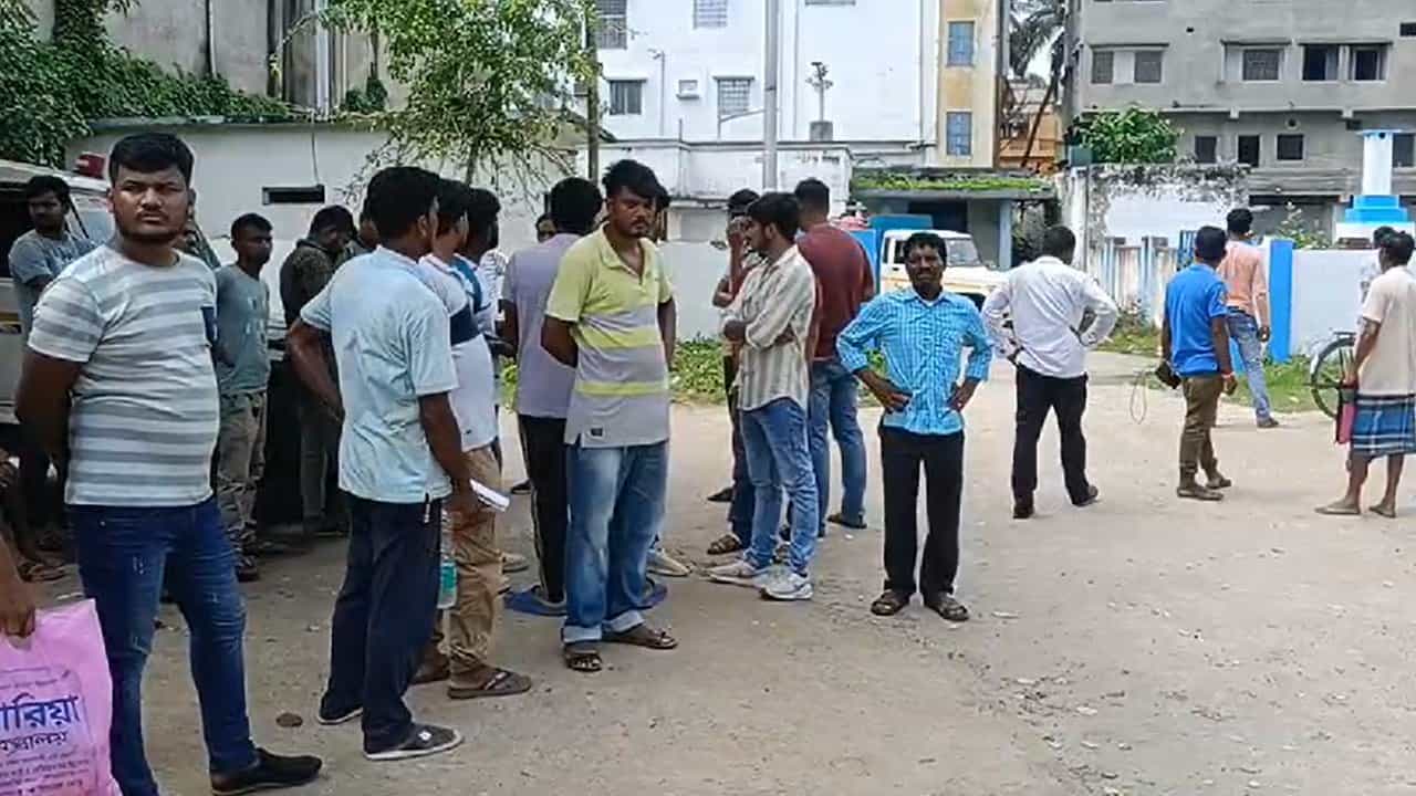 Student's Mysterious Death: তৃণমূল MLA জাকির হোসেনের কলেজে ছাত্রের ঝুলন্ত দেহ উদ্ধার, খুন না আত্মহত্যা? বাড়ছে রহস্য Student's Mysterious Death: তৃণমূল MLA জাকির হোসেনের কলেজে ছাত্রের ঝুলন্ত দেহ উদ্ধার, খুন না আত্মহত্যা? বাড়ছে রহস্য