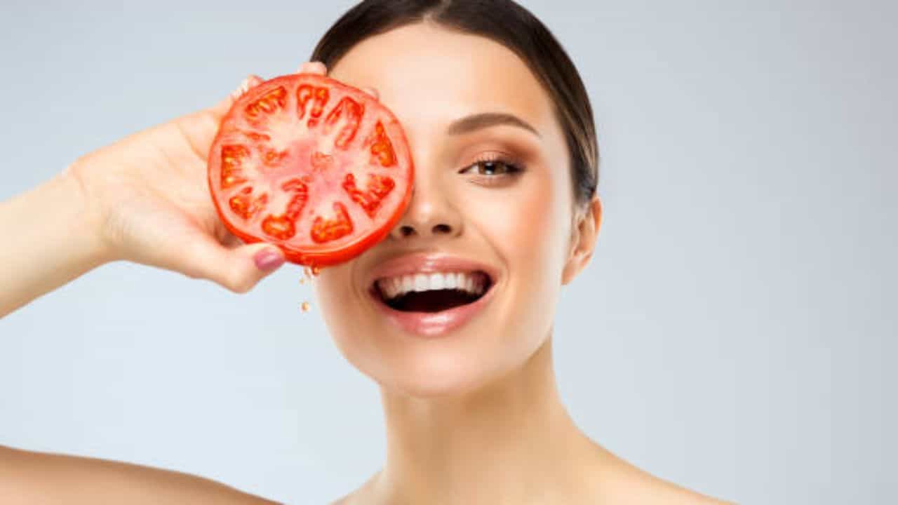 Tomato Face Pack: রোদে পোড়া মুখে ফেসিয়াল না করিয়ে টমেটো মাখুন, ত্বকে দিয়ে সোনা ঝরবে Tomato Face Pack: রোদে পোড়া মুখে ফেসিয়াল না করিয়ে টমেটো মাখুন, ত্বকে দিয়ে সোনা ঝরবে