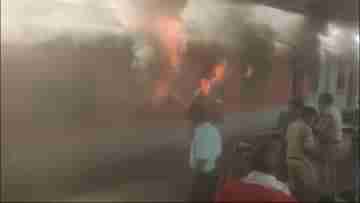 Train Fire: দাউদাউ করে জ্বলছে একের পর এক কামরা, বিশাখাপত্তনমে কোরবা এক্সপ্রেসে আগুন