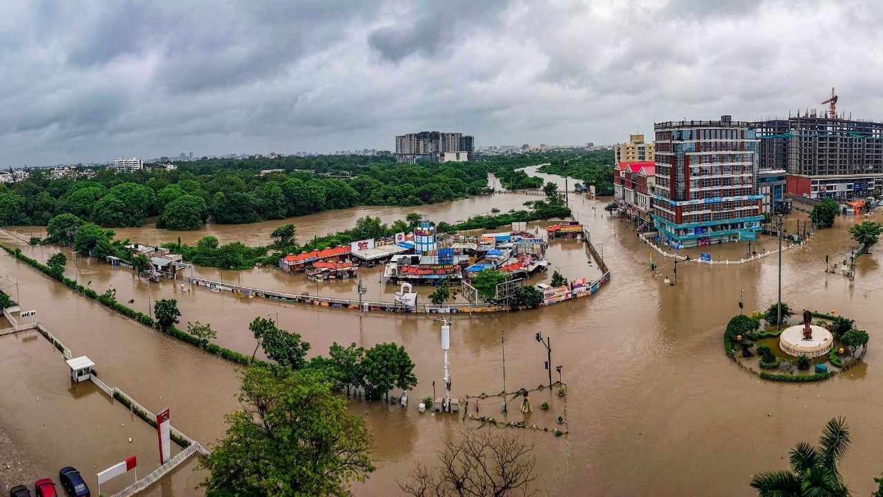 Gujarat Flood: বুকের উপর দিয়ে বইছে জল! মোদী রাজ্যে বন্যায় মৃত ২৯, রেড অ্যালার্টে আরও বিপদের শঙ্কা