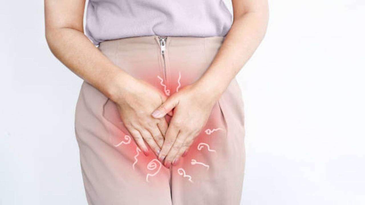 Cum bilan qoplangan mushuk suratini yalash Yashirin kameraga onanizm bilan shugullanuvchi qizlar tushdi