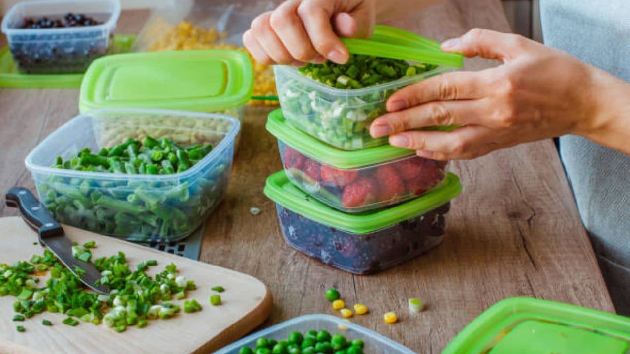 Kitchen Tips: সময় বাঁচতে আগে থেকে আনাজ কেটে রেখে দেন? এই টোটকা না মানলে সবজি পচে যাবে