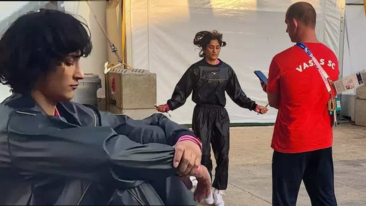 Vinesh Phogat: ১০০ গ্রামের জন্য অলিম্পিক থেকে বাদ! বিনেশের এই ঘটনা নিয়ে কী বলছেন ডাক্তাররা? Vinesh Phogat: ১০০ গ্রামের জন্য অলিম্পিক থেকে বাদ! বিনেশের এই ঘটনা নিয়ে কী বলছেন ডাক্তাররা?