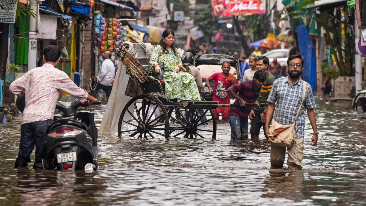 Weather Update: বর্ষাকে লেজে খেলাচ্ছে নিম্নচাপ! সপ্তাহের শুরুতেই বৃষ্টি নিয়ে বড় আপডেট দিল হাওয়া অফিস