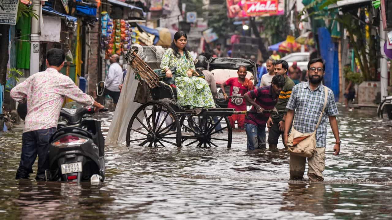 Weather Update: বর্ষাকে লেজে খেলাচ্ছে নিম্নচাপ! সপ্তাহের শুরুতেই বৃষ্টি নিয়ে বড় আপডেট দিল হাওয়া অফিস Weather Update: বর্ষাকে লেজে খেলাচ্ছে নিম্নচাপ! সপ্তাহের শুরুতেই বৃষ্টি নিয়ে বড় আপডেট দিল হাওয়া অফিস
