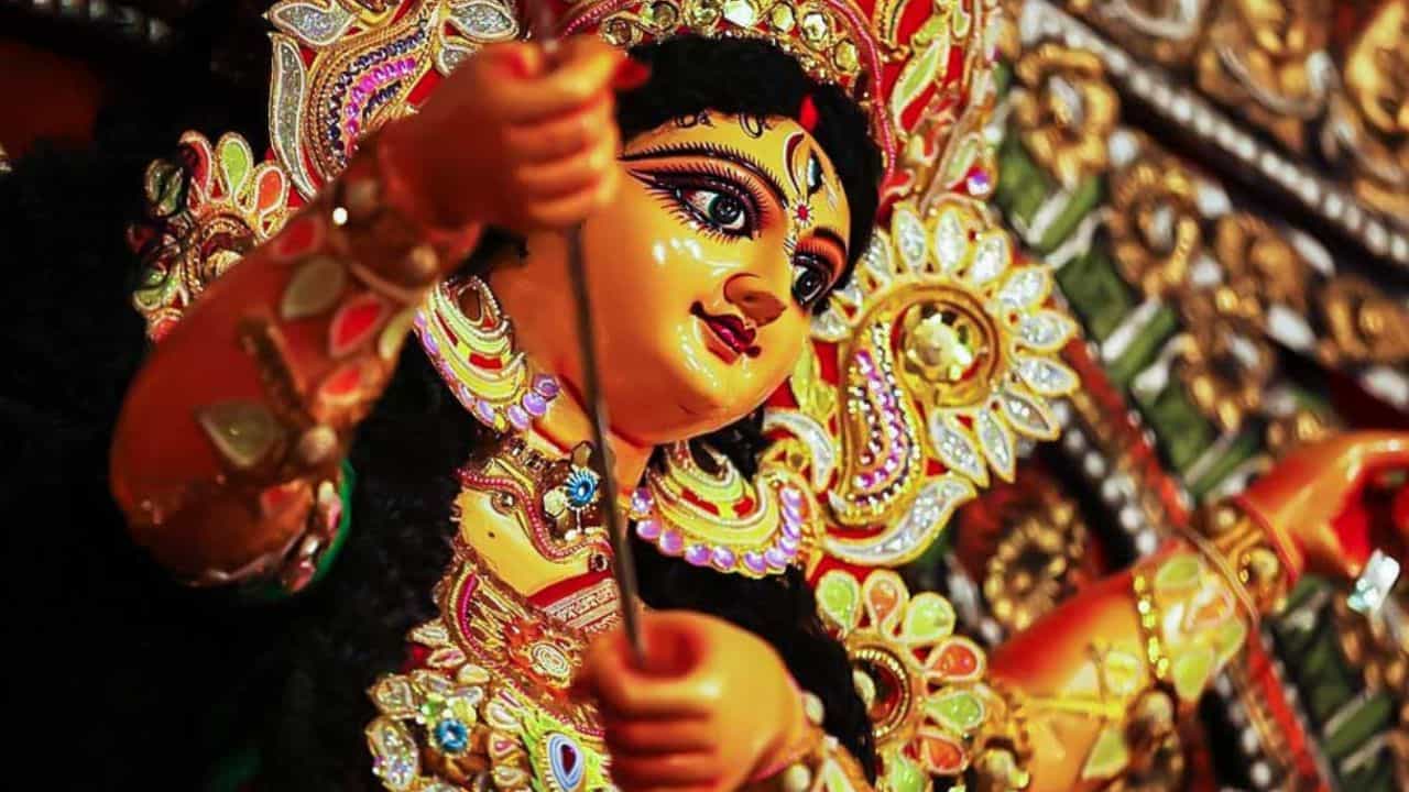 পুজো এসে গিয়েছে। সুতরাং আত্মীয়স্বজন থেকে প্রেমিক-প্রেমিকা, ভাইঝি-ভাইপো সবাইকেই উপহার দিতে হবে। আর সেই করতে গিয়ে পকেটের হাল বেহাল। সবাইকে উপহার দেওয়া তো আর মুখের কথা নয়। তবে উপহার দিতে গিয়ে নিজের সব উজার করে দেওয়ার কিন্তু মানে হয় না। মনে রাখবেন আপনার খারাপ সময়ের জন্য সঞ্চয়টাও জরুরি। বাজেটের মধ্যে কাকে কী উপহার দেবেন? ধারণা না থাকলে এখানেই রইল সেই টিপস।