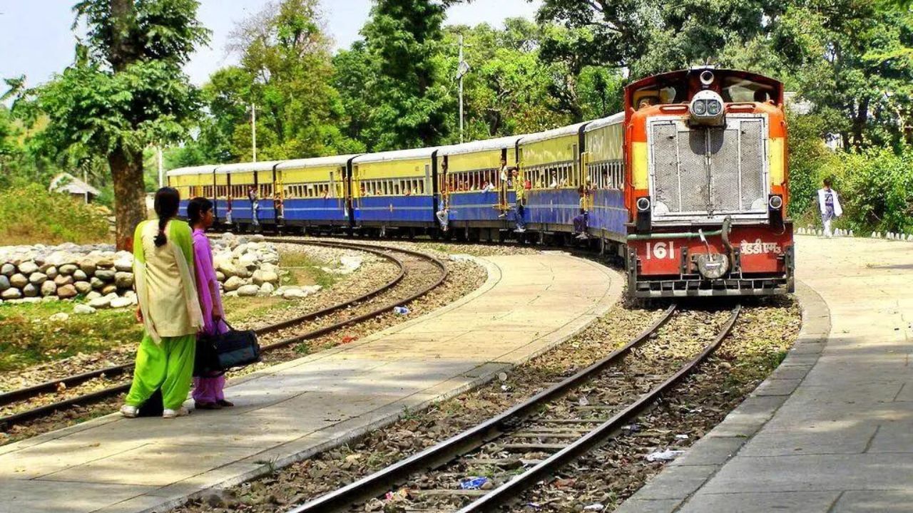 কাংড়া ভ্যালি রেলওয়ে - হিমাচল প্রদেশ কাঙরা উপত্যকার ১৬৪ কিলোমিটার দীর্ঘ এই ট্রেন রুট ভারতের দীর্ঘতম এবং শেষ পর্বত রেলপথ। এই ট্রেনে যাত্রার সময় ধৌলাধর পর্বতমালা এবং চা বাগানের অপূর্ব দৃশ্য মুগ্ধ করে। ১৯২৯ সালে নির্মিত, কাঙড়া উপত্যকার এই রেলপথ পঞ্জাবের পাঠানকোট থেকে হিমাচল প্রদেশের জোগিন্দরনগর অবধি চলে। রয়েছে প্রায় ৯৫০টি সেতু এবং ১৮টি স্টেশন। অনেকে নাকি যাত্রাপথে অস্বাভাবিক অনেক কিছুই লক্ষ করেছেন। পাহাড়ি রাস্তায় রেলপথের আনন্দ, প্রাকৃতিক সৌন্দর্য্য সঙ্গে ভূত ভালবাসলে টুক করে একবার ঘুরে আসতেই পারেন এখান থেকে। তবে প্রকৃতির স্বাদ নেওয়ার সবচেয়ে ভাল সময় সেপ্টেম্বর থেকে জুন। 