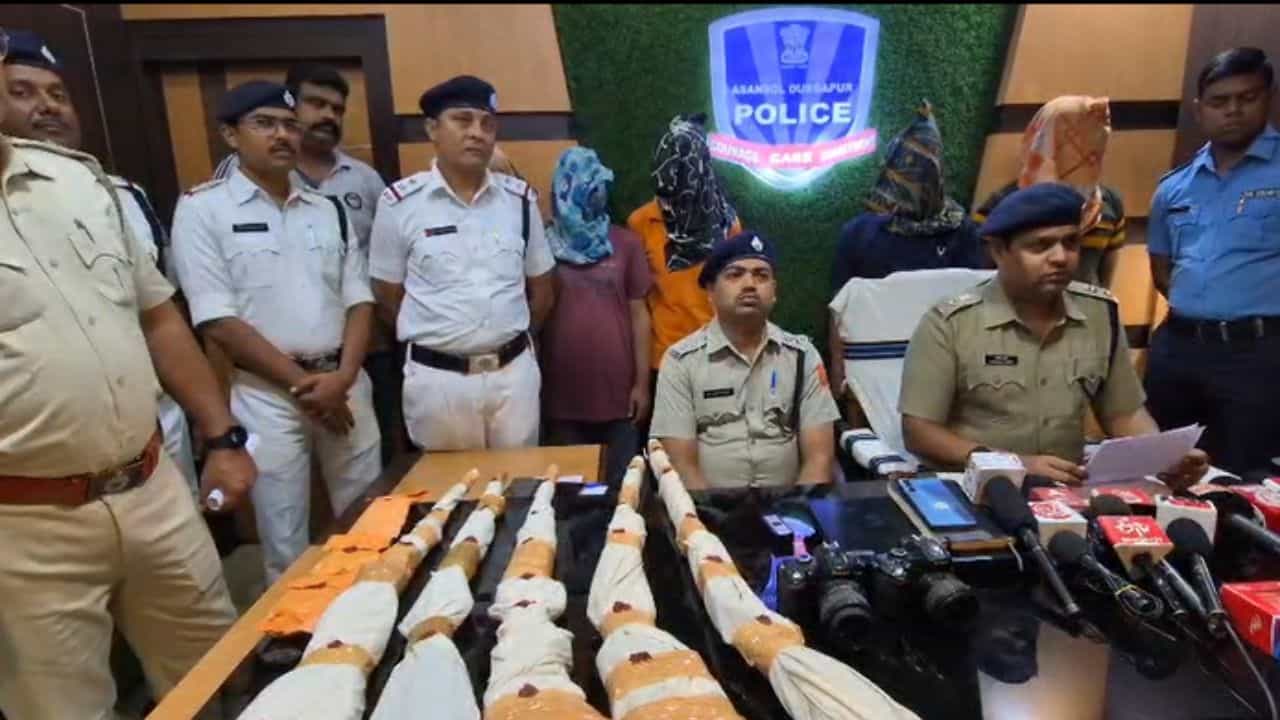 Asansol: নকল লাইসেন্স তৈরি করে গুলি বন্দুক সাপ্লাই, ধৃত ৫ Asansol: নকল লাইসেন্স তৈরি করে গুলি বন্দুক সাপ্লাই, ধৃত ৫