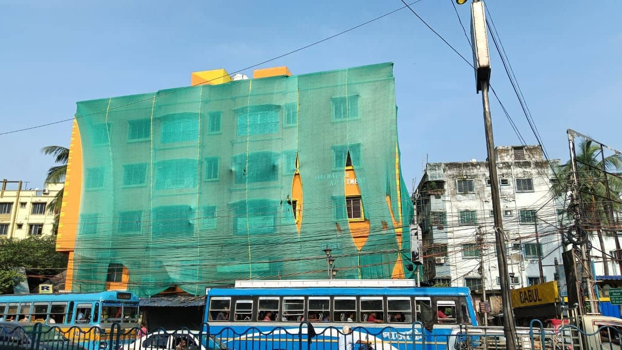 Airport: এয়ারপোর্টের পাশের গেরুয়া অ্যাপার্টমেন্ট ঢাকা হল সবুজ কাপড়ে, মমতা দেখলেই ক্ষুব্ধ হবেন, দাবি শুভেন্দুর