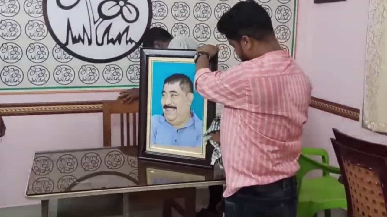 Anubrata Mondal: পালিশ হচ্ছে চেয়ার, ঝাড়া হচ্ছে ঝুল, মোছা হচ্ছে ছবি, কেষ্টর ফেরা নিয়ে বাঁধ ভাঙা আনন্দ TMC কর্মীদের Anubrata Mondal: পালিশ হচ্ছে চেয়ার, ঝাড়া হচ্ছে ঝুল, মোছা হচ্ছে ছবি, কেষ্টর ফেরা নিয়ে বাঁধ ভাঙা আনন্দ TMC কর্মীদের