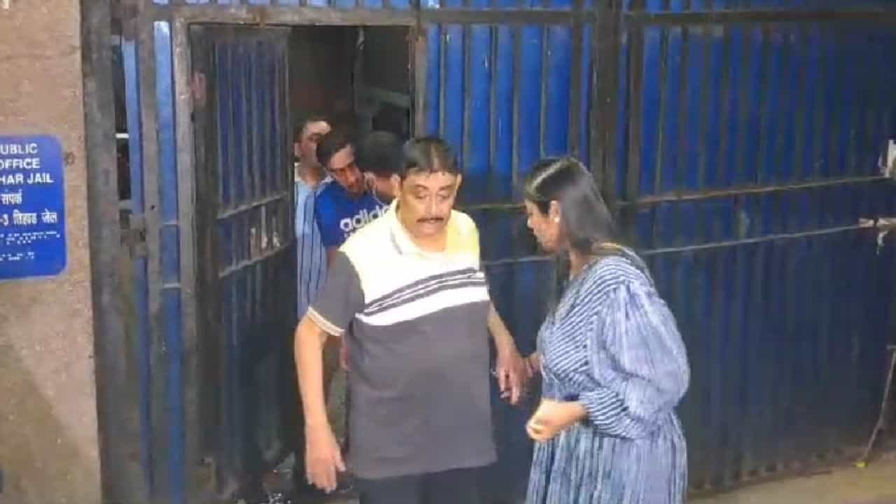 Anubrata Mondal: একেবারে যেন অন্য অনুব্রত! জেল থেকে বেরিয়ে ধরলেন মেয়ের হাত Anubrata Mondal: একেবারে যেন অন্য অনুব্রত! জেল থেকে বেরিয়ে ধরলেন মেয়ের হাত
