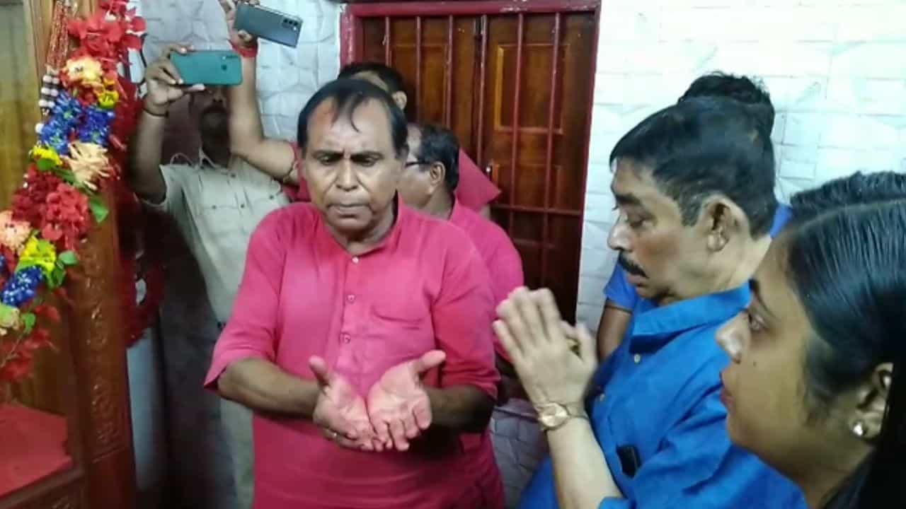 Anubrata Mondal: 'মা ডেকেছেন তাই...', সুকন্যার হাত ধরে স্ত্রী ও মেয়ের পাশাপাশি মমতা-অভিষেকের নামেও কালীকে পুজো দিলেন কেষ্ট Anubrata Mondal: 'মা ডেকেছেন তাই...', সুকন্যার হাত ধরে স্ত্রী ও মেয়ের পাশাপাশি মমতা-অভিষেকের নামেও কালীকে পুজো দিলেন কেষ্ট