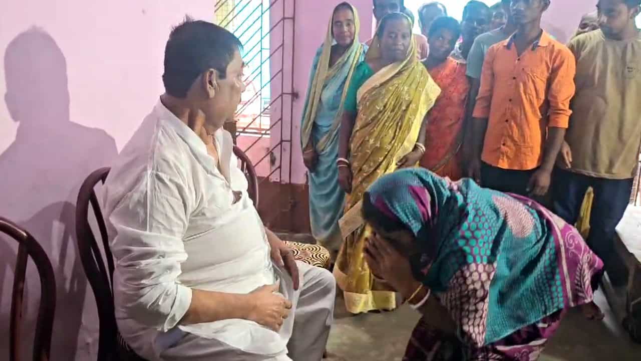 Anubrata Mondal: আর্থিক অবস্থা ভাল নেই, পুজোয় আর গোটা গ্রামে খাওয়াতে পারবেন না অনুব্রত Anubrata Mondal: আর্থিক অবস্থা ভাল নেই, পুজোয় আর গোটা গ্রামে খাওয়াতে পারবেন না অনুব্রত