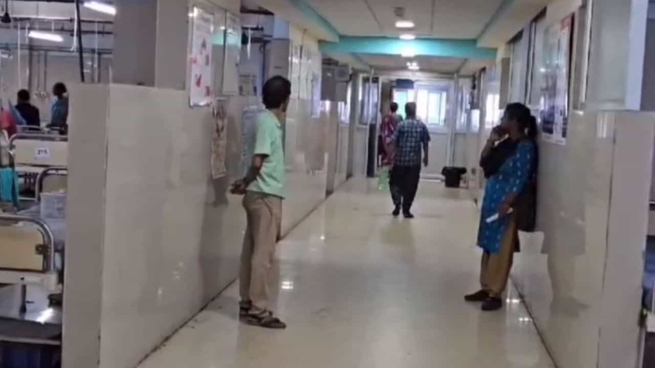 Arambag: 'রাতেও বাবার সঙ্গে কথা বলেছি...', সরকারি হাসপাতাল থেকে উধাও রোগী! Arambag: 'রাতেও বাবার সঙ্গে কথা বলেছি...', সরকারি হাসপাতাল থেকে উধাও রোগী!