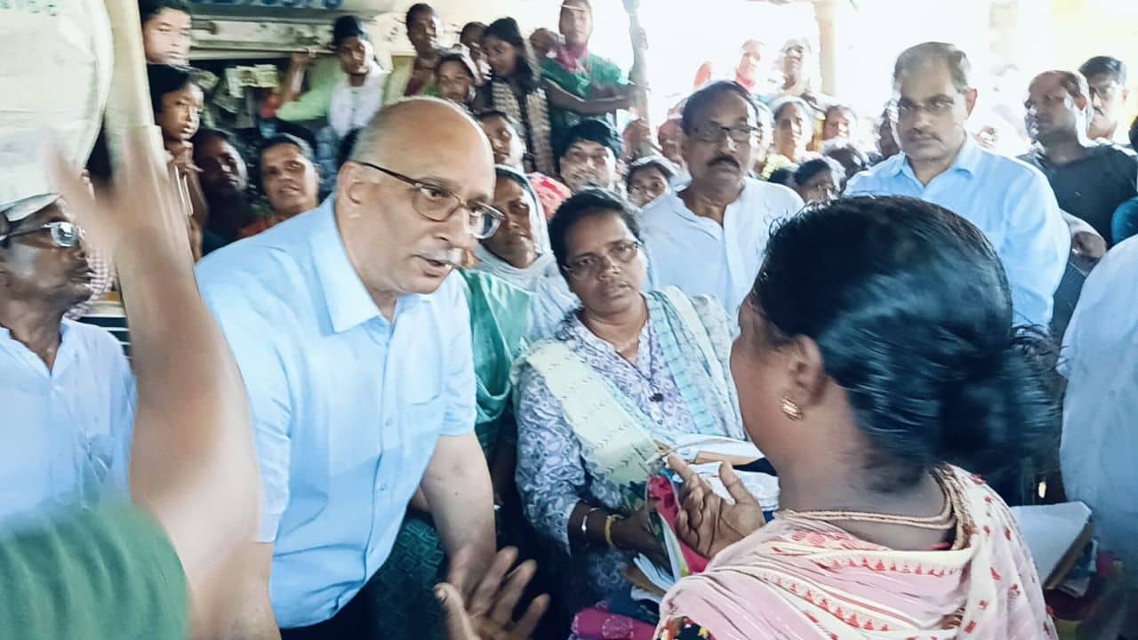 Flood Situation In Arambag: বন্যা দুর্গতদের দেওয়া হল ১ লক্ষ টাকার ক্ষতিপূরণ, কারা পেলেন?
