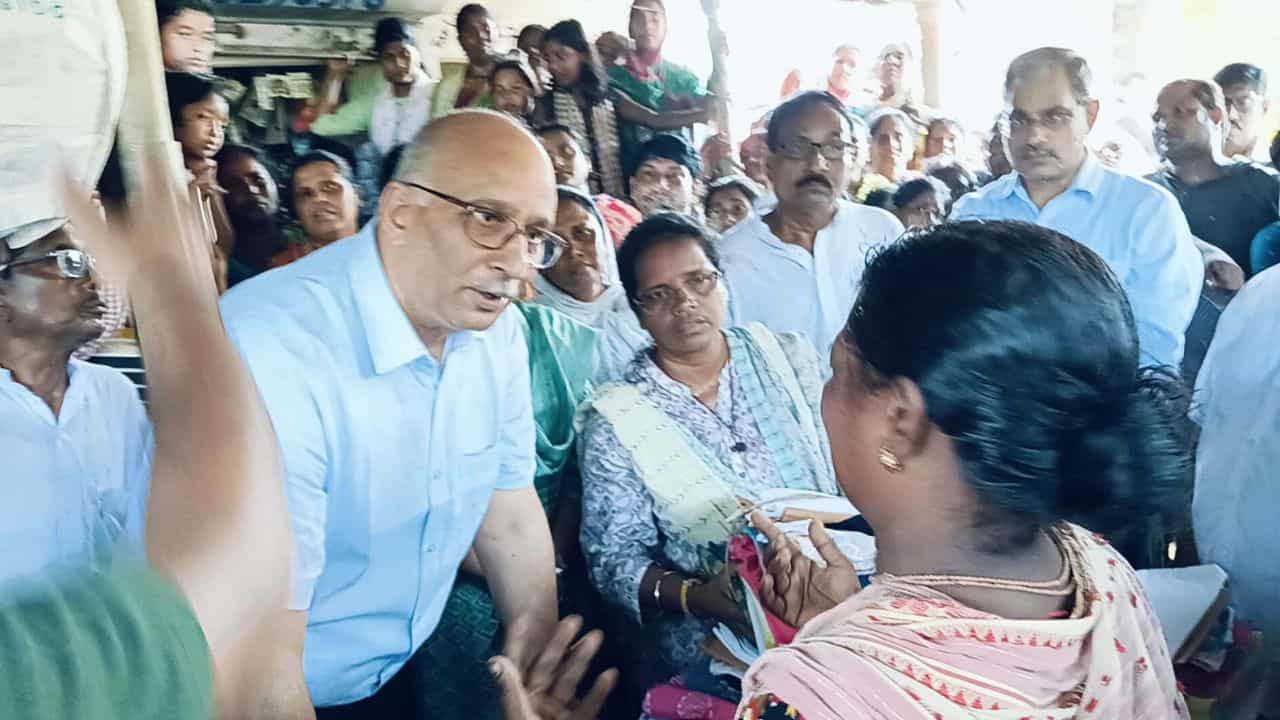 Flood Situation In Arambag: বন্যা দুর্গতদের দেওয়া হল ১ লক্ষ টাকার ক্ষতিপূরণ, কারা পেলেন? Flood Situation In Arambag: বন্যা দুর্গতদের দেওয়া হল ১ লক্ষ টাকার ক্ষতিপূরণ, কারা পেলেন?