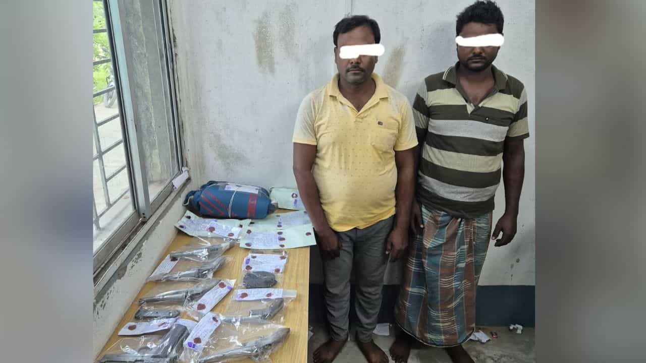 Arms recovered: রাজ্যে সক্রিয় আন্তঃরাজ্য অস্ত্র পাচারচক্র? ২ জায়গায় তল্লাশি চালিয়ে উদ্ধার আগ্নেয়াস্ত্র Arms recovered: রাজ্যে সক্রিয় আন্তঃরাজ্য অস্ত্র পাচারচক্র? ২ জায়গায় তল্লাশি চালিয়ে উদ্ধার আগ্নেয়াস্ত্র