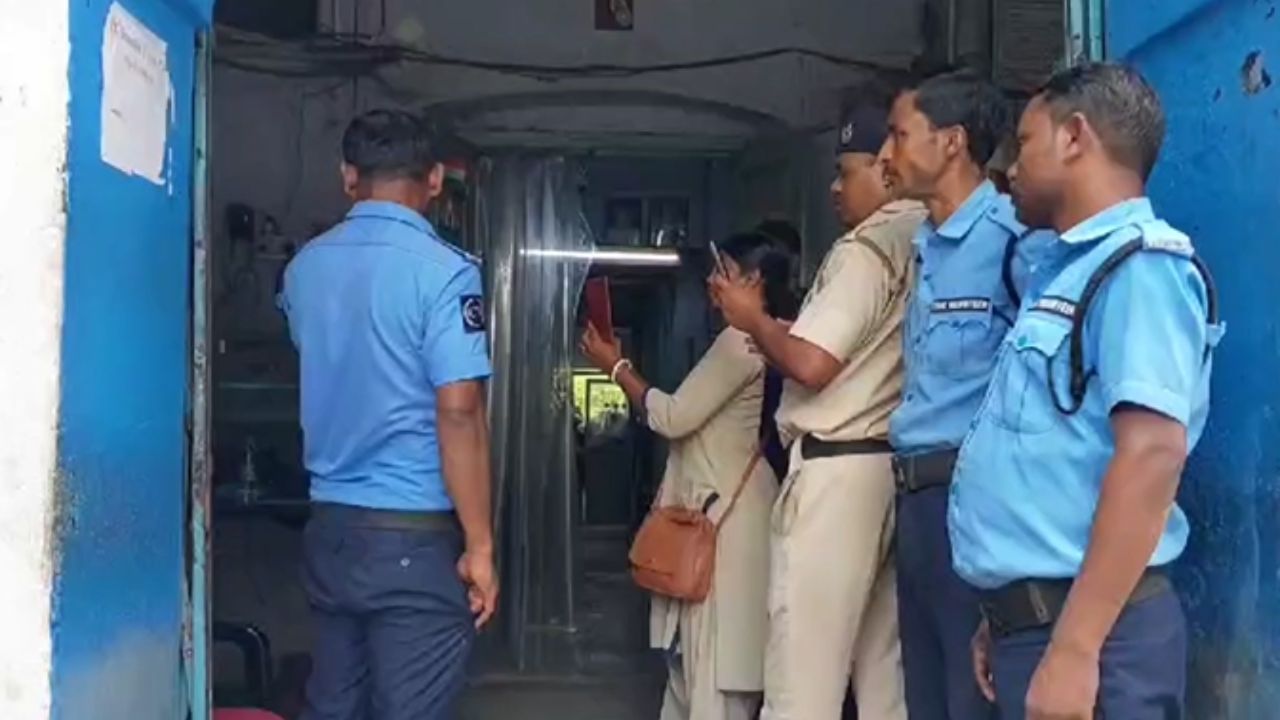 Purulia: টিউশন পড়তে গিয়ে 'শ্লীলতাহানির' শিকার নাবালিকা ছাত্রী , শিক্ষক দিবসেই গ্রেফতার অধ্যাপক Purulia: টিউশন পড়তে গিয়ে 'শ্লীলতাহানির' শিকার নাবালিকা ছাত্রী , শিক্ষক দিবসেই গ্রেফতার অধ্যাপক