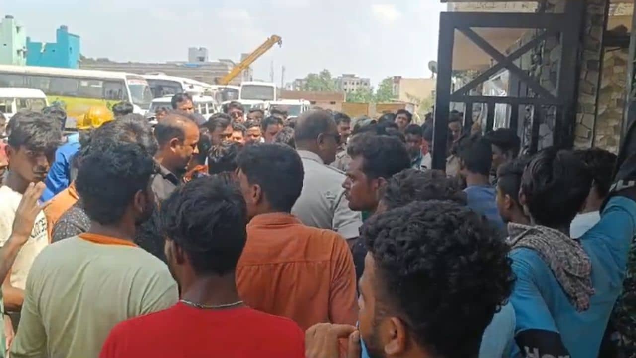 Asansol: শ্রমিকের মৃত্যু ঘিরে ধুন্ধুমার কাণ্ড, ইস্পাত কারখানায় বিক্ষোভ