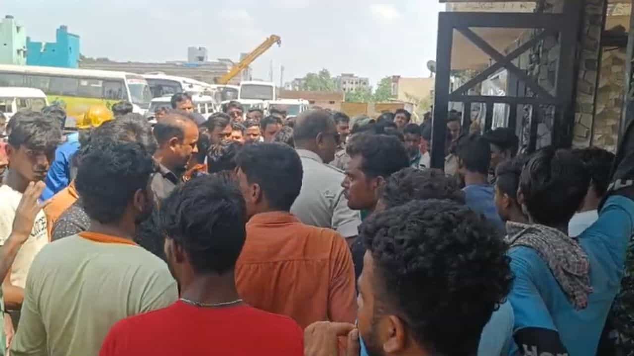 Asansol: শ্রমিকের মৃত্যু ঘিরে ধুন্ধুমার কাণ্ড, ইস্পাত কারখানায় বিক্ষোভ Asansol: শ্রমিকের মৃত্যু ঘিরে ধুন্ধুমার কাণ্ড, ইস্পাত কারখানায় বিক্ষোভ
