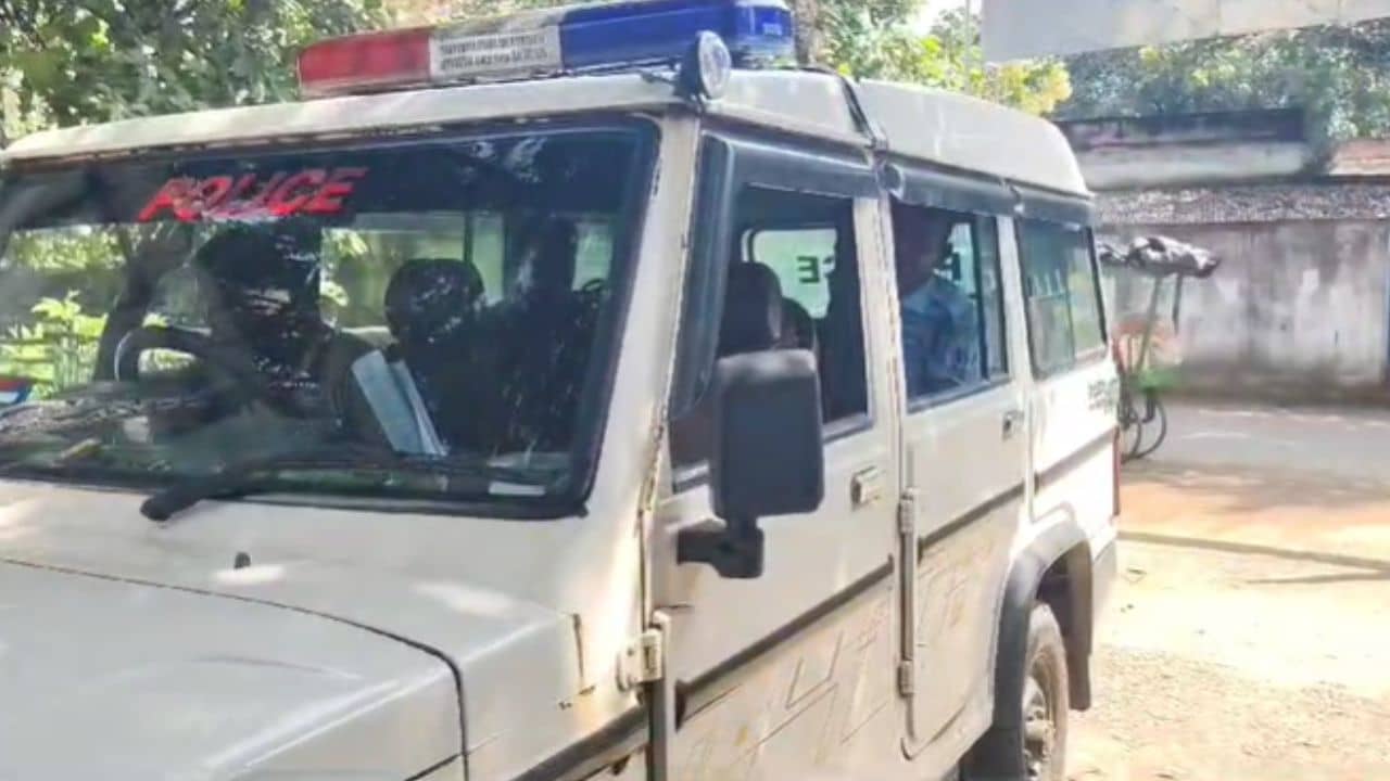 Asansol: পুজোর আগে ৩ দুষ্কৃতী গ্রেফতার, উদ্ধার ২ আগ্নেয়াস্ত্র ও কার্তুজ