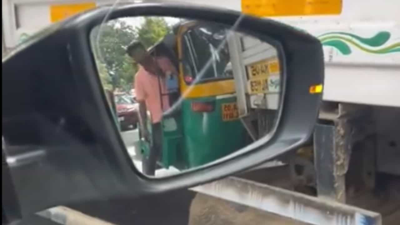 গাড়ির কাচ প্রায় ভেঙে ফেলেছিল! অশ্লীল অঙ্গভঙ্গি, প্রকাশ্য রাস্তায় ধর্ষণের হুমকি যুবতীকে গাড়ির কাচ প্রায় ভেঙে ফেলেছিল! অশ্লীল অঙ্গভঙ্গি, প্রকাশ্য রাস্তায় ধর্ষণের হুমকি যুবতীকে