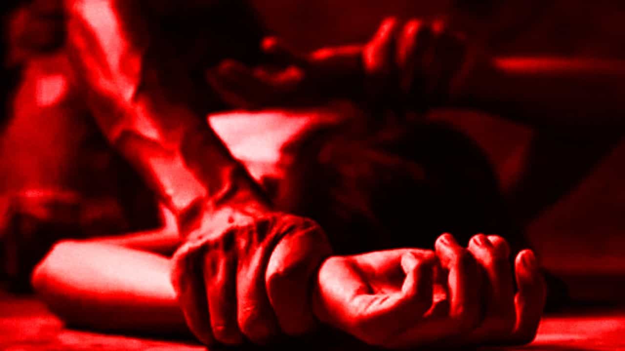 Ujjain: বিজেপি-শাসিত রাজ্যে ভিড়ে ঠাসা রাস্তায় ধর্ষণ! লোকে ছবি তুলে চলে গেল Ujjain: বিজেপি-শাসিত রাজ্যে ভিড়ে ঠাসা রাস্তায় ধর্ষণ! লোকে ছবি তুলে চলে গেল