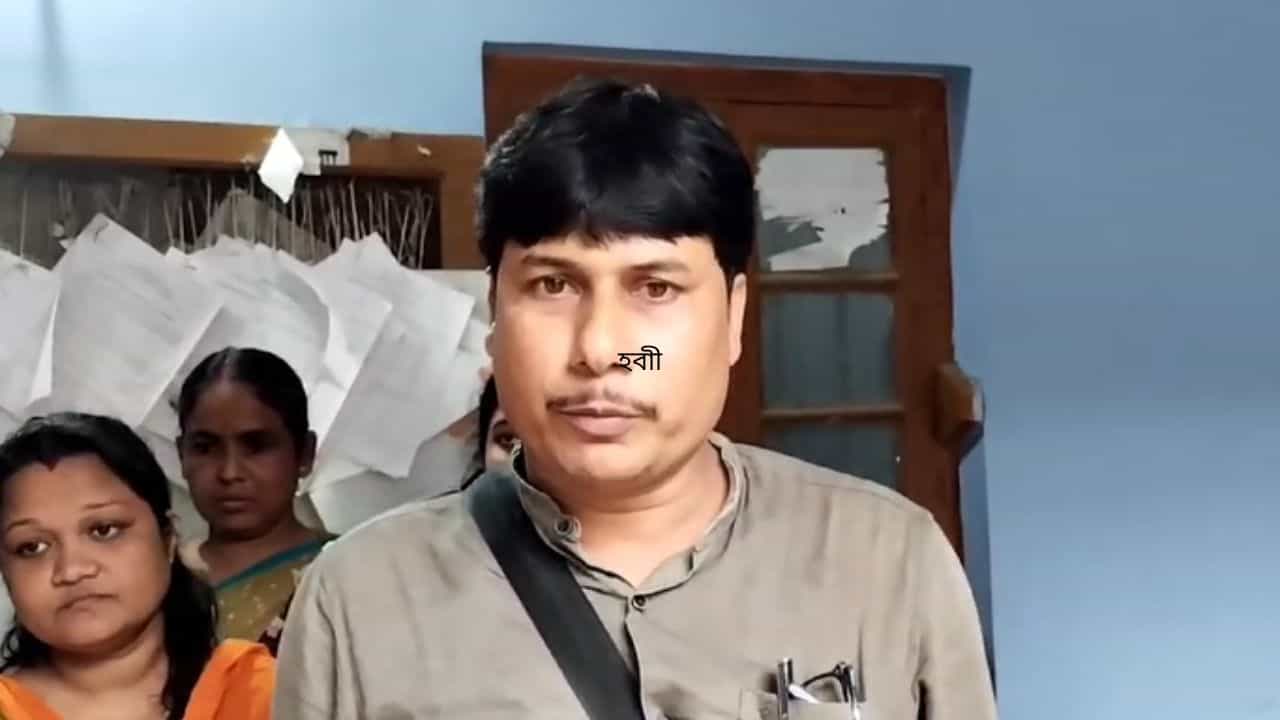 Bagda: 'ত্রিপল দেওয়ার কথা ১৫টা, বিজেপি গেলে দিচ্ছে ৫টা', অভিযোগ তুলে বিক্ষোভ BDO অফিসে Bagda: 'ত্রিপল দেওয়ার কথা ১৫টা, বিজেপি গেলে দিচ্ছে ৫টা', অভিযোগ তুলে বিক্ষোভ BDO অফিসে