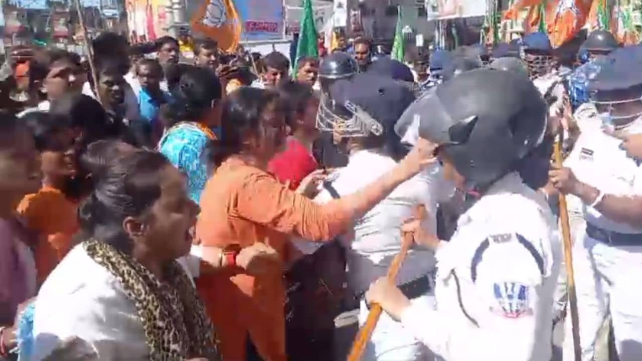 Hooghly: পুলিশকে জুতো ছুড়ে মেরে গ্রেফতার বিজেপি নেত্রী