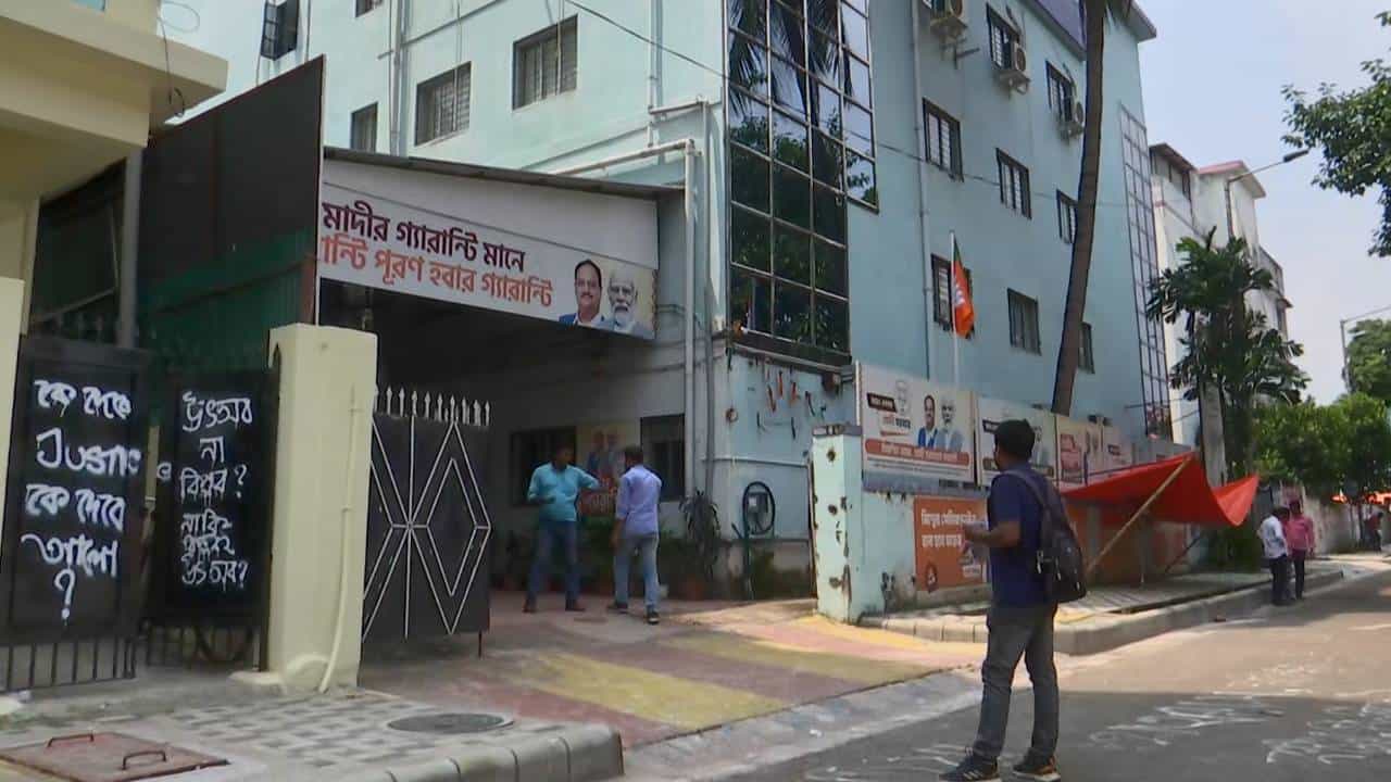 BJP Party Office: বিজেপির পার্টি অফিসের দেওয়ালে কাস্তে হাতুড়ি! জুনিয়র ডাক্তারদের ধরনা উঠতে হাফ ছেঁড়ে বাঁচলেন শুভেন্দু-সুকান্তরা BJP Party Office: বিজেপির পার্টি অফিসের দেওয়ালে কাস্তে হাতুড়ি! জুনিয়র ডাক্তারদের ধরনা উঠতে হাফ ছেঁড়ে বাঁচলেন শুভেন্দু-সুকান্তরা