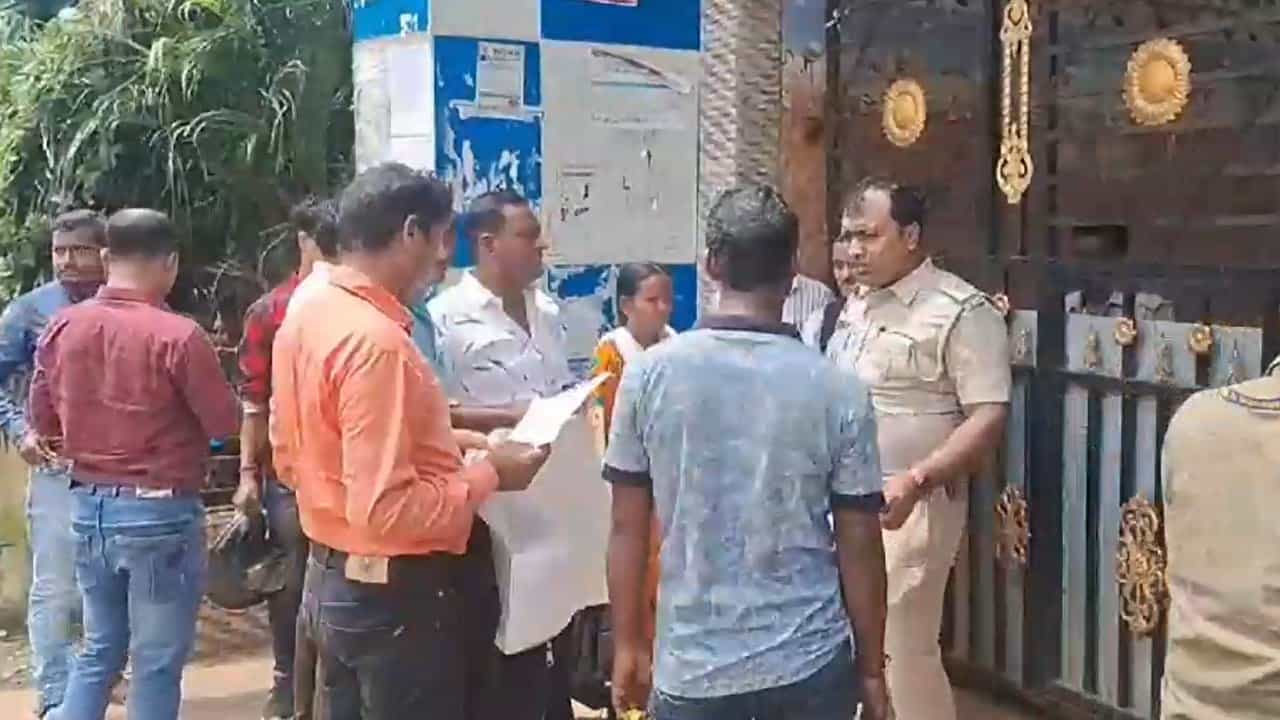 Recruitment Exam: গিয়েছে চাকরির বয়স! ১৪ বছর পর এল অ্যাডমিট, তা নিয়েই সরকারি চাকরির আশায় ছুটলেন চাকরিপ্রার্থীরা Recruitment Exam: গিয়েছে চাকরির বয়স! ১৪ বছর পর এল অ্যাডমিট, তা নিয়েই সরকারি চাকরির আশায় ছুটলেন চাকরিপ্রার্থীরা