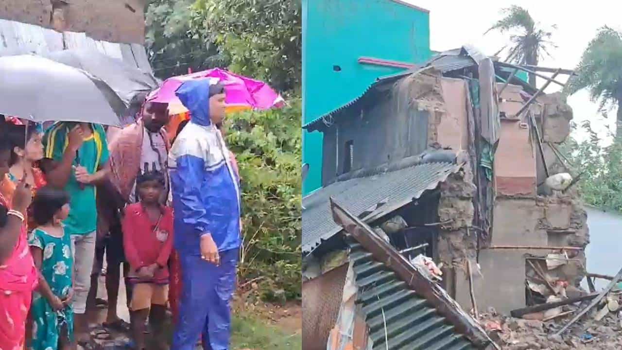 Bankura: প্রবল বৃষ্টিতে ধসে গেল দোতলা মাটির বাড়ি, হাসপাতালে ছুটলেও এড়ানো গেল না বিপদ Bankura: প্রবল বৃষ্টিতে ধসে গেল দোতলা মাটির বাড়ি, হাসপাতালে ছুটলেও এড়ানো গেল না বিপদ