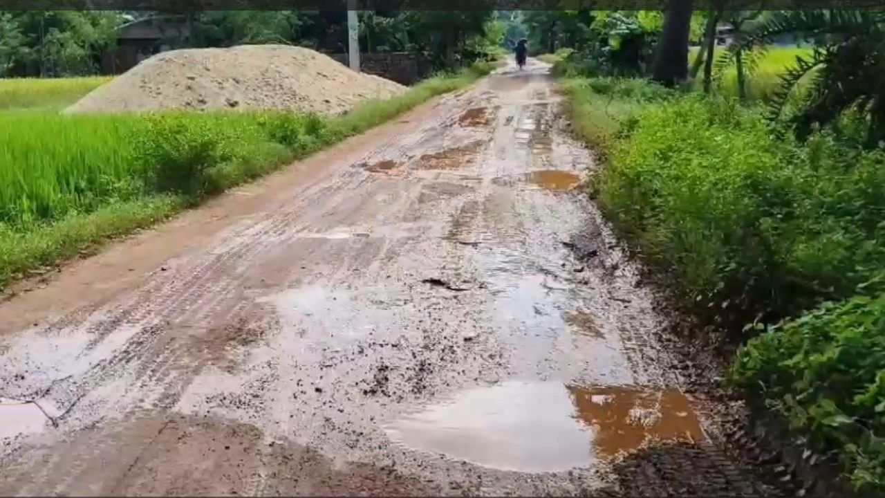 Bankura: বর্ষায় বেহাল রাস্তা, তার উপর দিনে দিনে বাড়ছে লরির দাপট, পাকা করার দাবিতে তুমুল বিক্ষোভ গ্রামবাসীদের