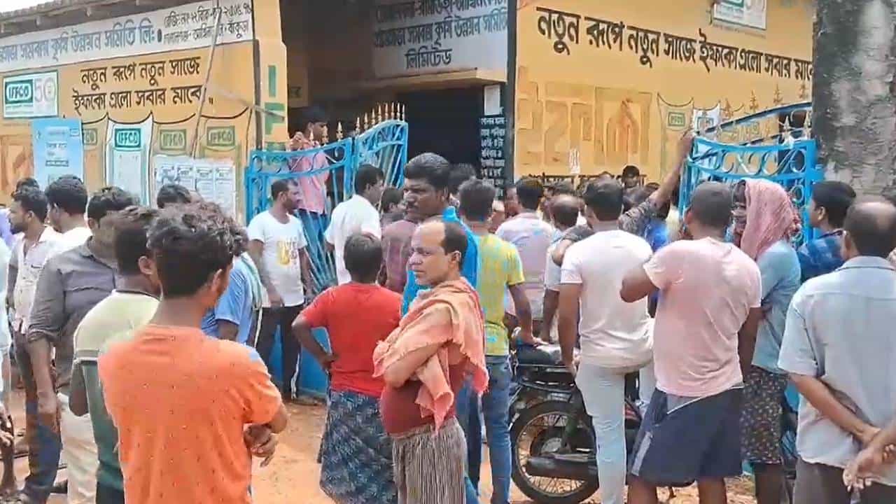 Bankura: কোটি কোটি টাকা দুর্নীতির অভিযোগ, ‘বন্দি’ সমবায় সমিতির ম্যানেজার, ছুটে এলেন বিডিও Bankura: কোটি কোটি টাকা দুর্নীতির অভিযোগ, ‘বন্দি’ সমবায় সমিতির ম্যানেজার, ছুটে এলেন বিডিও