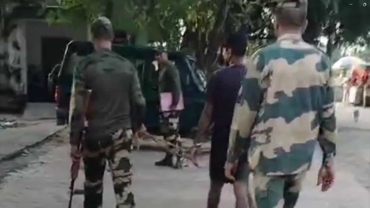 BSF: মোষ পাচারে বাধা পেয়ে হামলা, জবাব দিল বিএসএফ BSF: মোষ পাচারে বাধা পেয়ে হামলা, জবাব দিল বিএসএফ