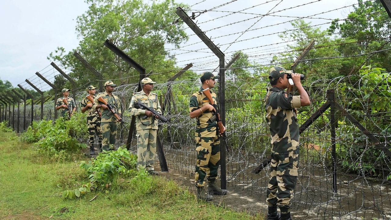 BSF Jawan: অনুপ্রবেশে বাধা, BSF জওয়ানকে 'অপহরণ' বাংলাদেশি দুষ্কৃতীদের, উদ্ধার করল বিজিবি