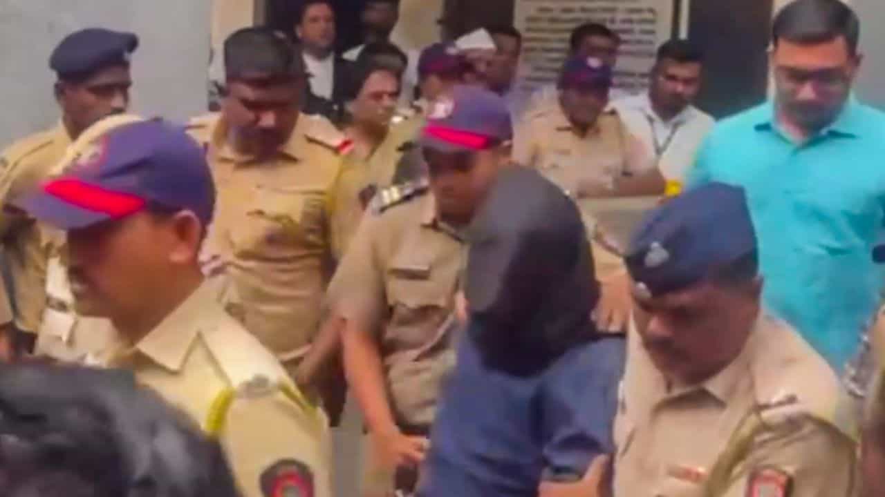 Badlapur Physical assault accused dies: পুলিশের বন্দুক ছিনিয়ে গুলি, পাল্টা গুলিতে মৃত্যু বদলাপুরের স্কুলে ২ ছাত্রীকে যৌন নির্যাতনে অভিযুক্তর Badlapur Physical assault accused dies: পুলিশের বন্দুক ছিনিয়ে গুলি, পাল্টা গুলিতে মৃত্যু বদলাপুরের স্কুলে ২ ছাত্রীকে যৌন নির্যাতনে অভিযুক্তর