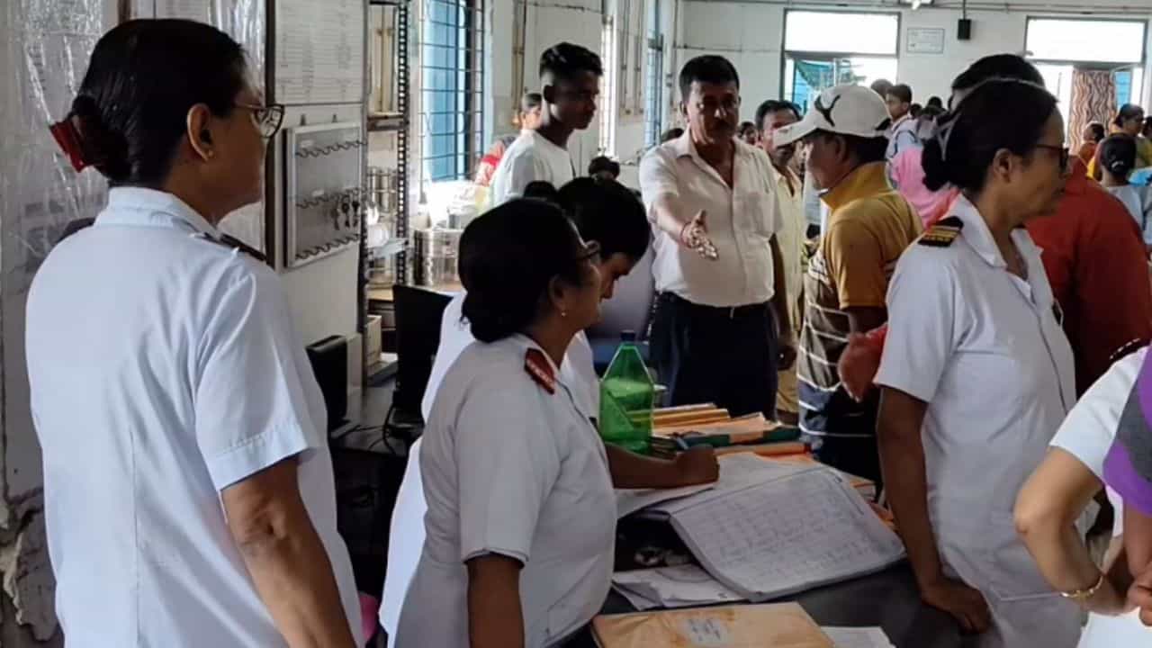 Balurghat: চিকিৎসার গাফিলতির অভিযোগ, মৃত্যু বিজেপি নেত্রীর Balurghat: চিকিৎসার গাফিলতির অভিযোগ, মৃত্যু বিজেপি নেত্রীর