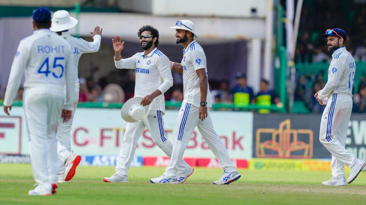 IND vs BAN: 'প্রথম বার এমন হল...', হাসি আটকাতে পারলেন না জাডেজাও IND vs BAN: 'প্রথম বার এমন হল...', হাসি আটকাতে পারলেন না জাডেজাও